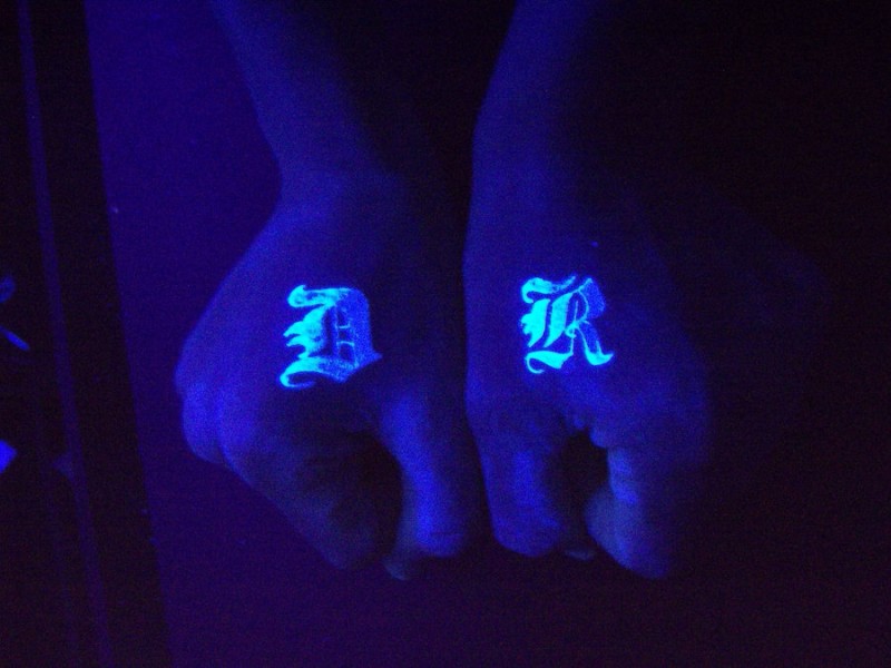 两个标志荧光手背纹身图案