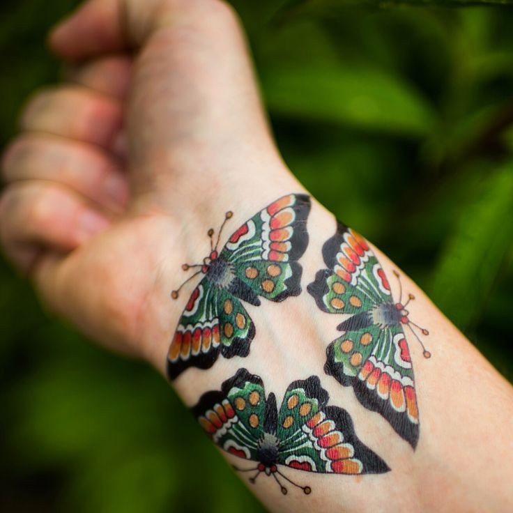 手腕三只彩色的蝴蝶纹身图案