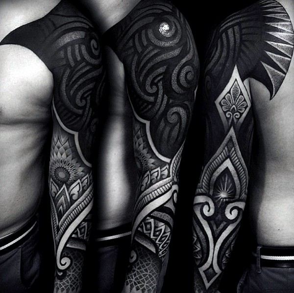 手臂个性的黑色各种部落饰品纹身图案