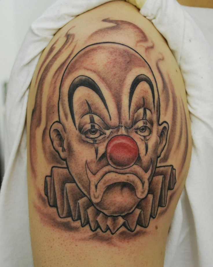 肩膀有红色鼻子的小丑纹身图案