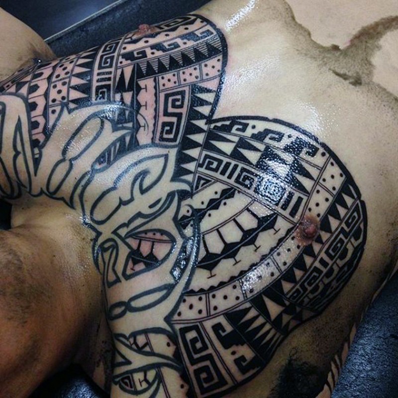 胸部波利尼西亚风格图腾纹身图案