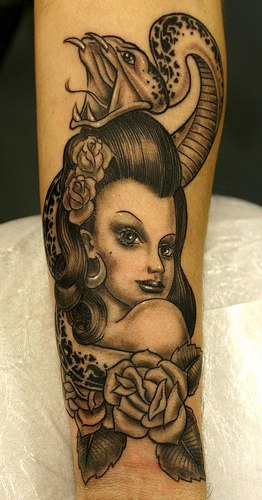 女性肖像和蛇玫瑰黑色纹身图案