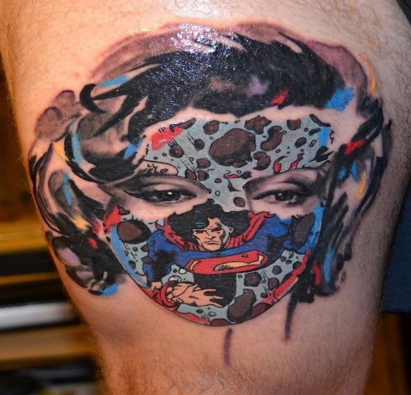 大腿彩色女孩戴超人面具卡通纹身图案