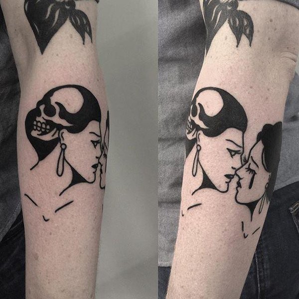 小臂黑色情侣接吻和骷髅纹身图案