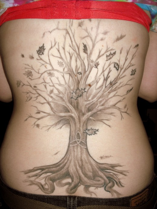 背部树与凯尔特符号和落叶纹身图案