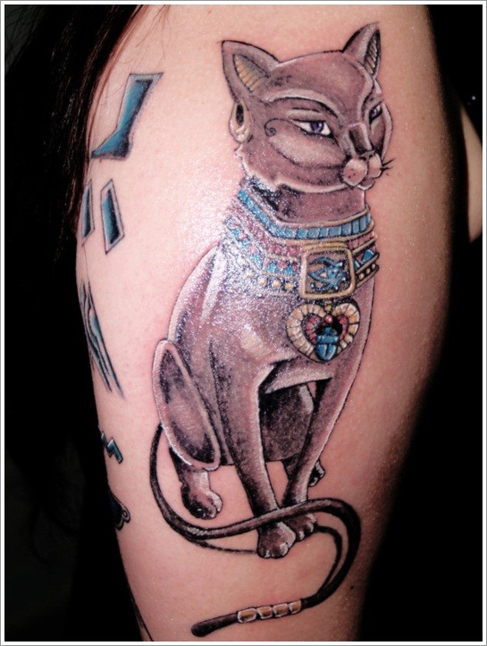 埃及猫戴着象征权力的项圈纹身图案