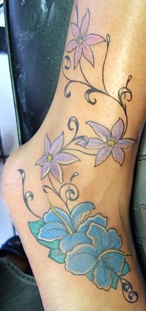 脚踝淡紫色和蓝色的花朵纹身图案