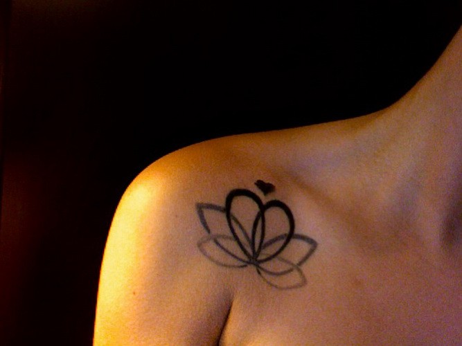 肩部心形组合的莲花纹身图案