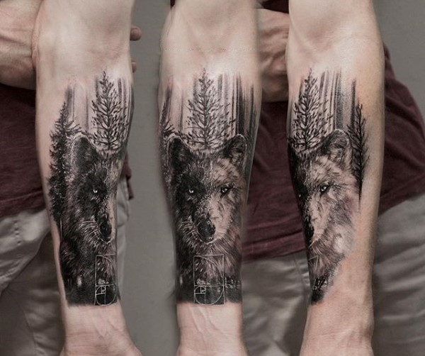 小臂写实风格黑白森林狼纹身图案