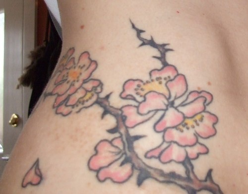 后腰部桃花树枝纹身图案