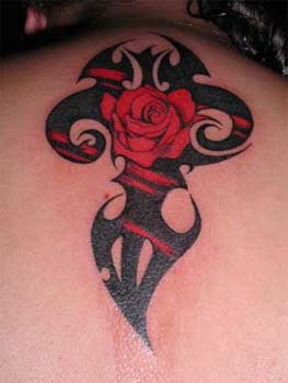 红玫瑰和黑色部落符号纹身图案