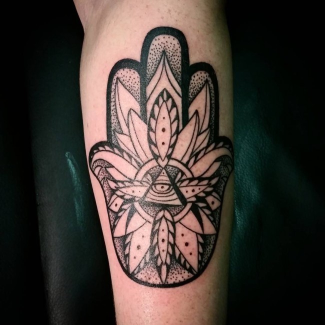 小臂黑白法蒂玛之手结合莲花纹身图案