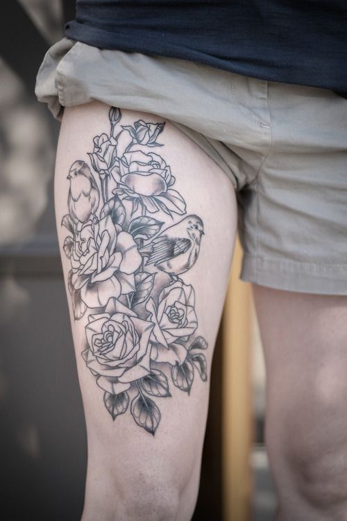 黑色线条玫瑰与小鸟大腿纹身图案