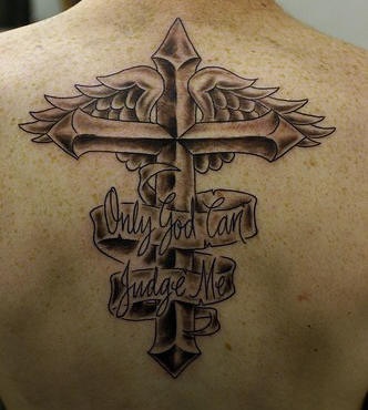 背部宗教十字架与翅膀纹身图案