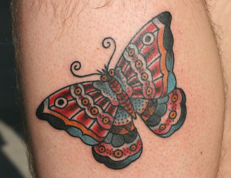 可爱的传统蝴蝶腿部纹身图案