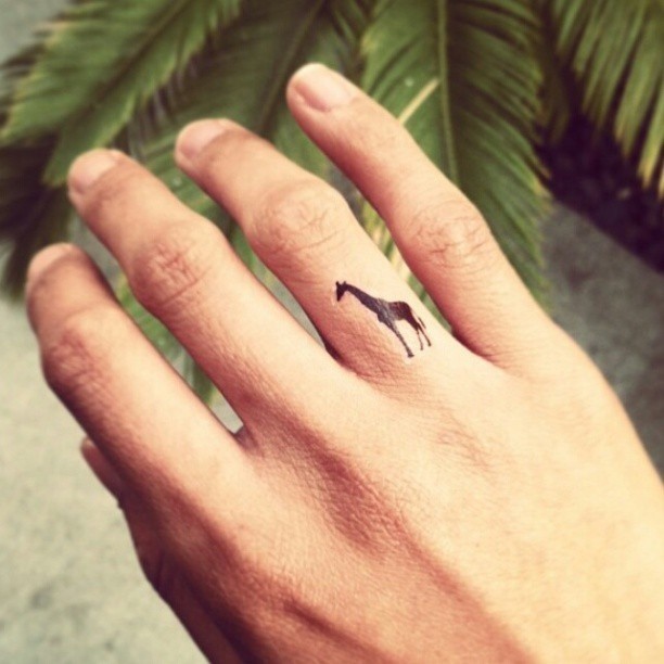 可爱的黑色小长颈鹿手指纹身图案