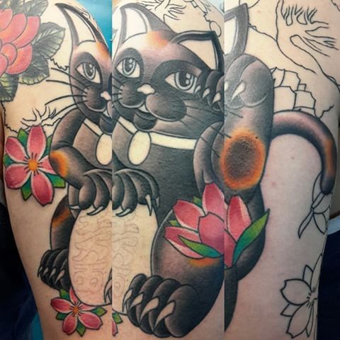 大腿日式招财猫与樱花纹身图案