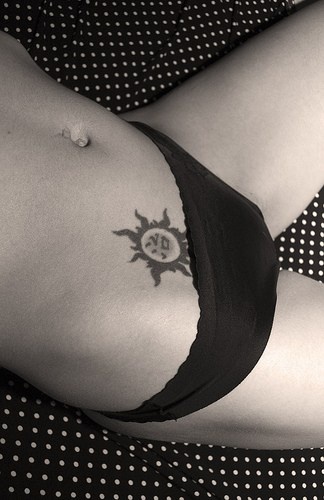 黑色图腾太阳腹部纹身图案