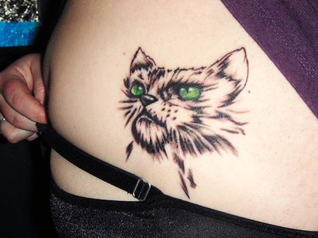 有绿色眼睛的猫纹身图案