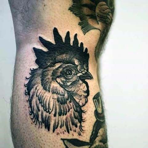 小腿黑白公鸡头部纹身图案