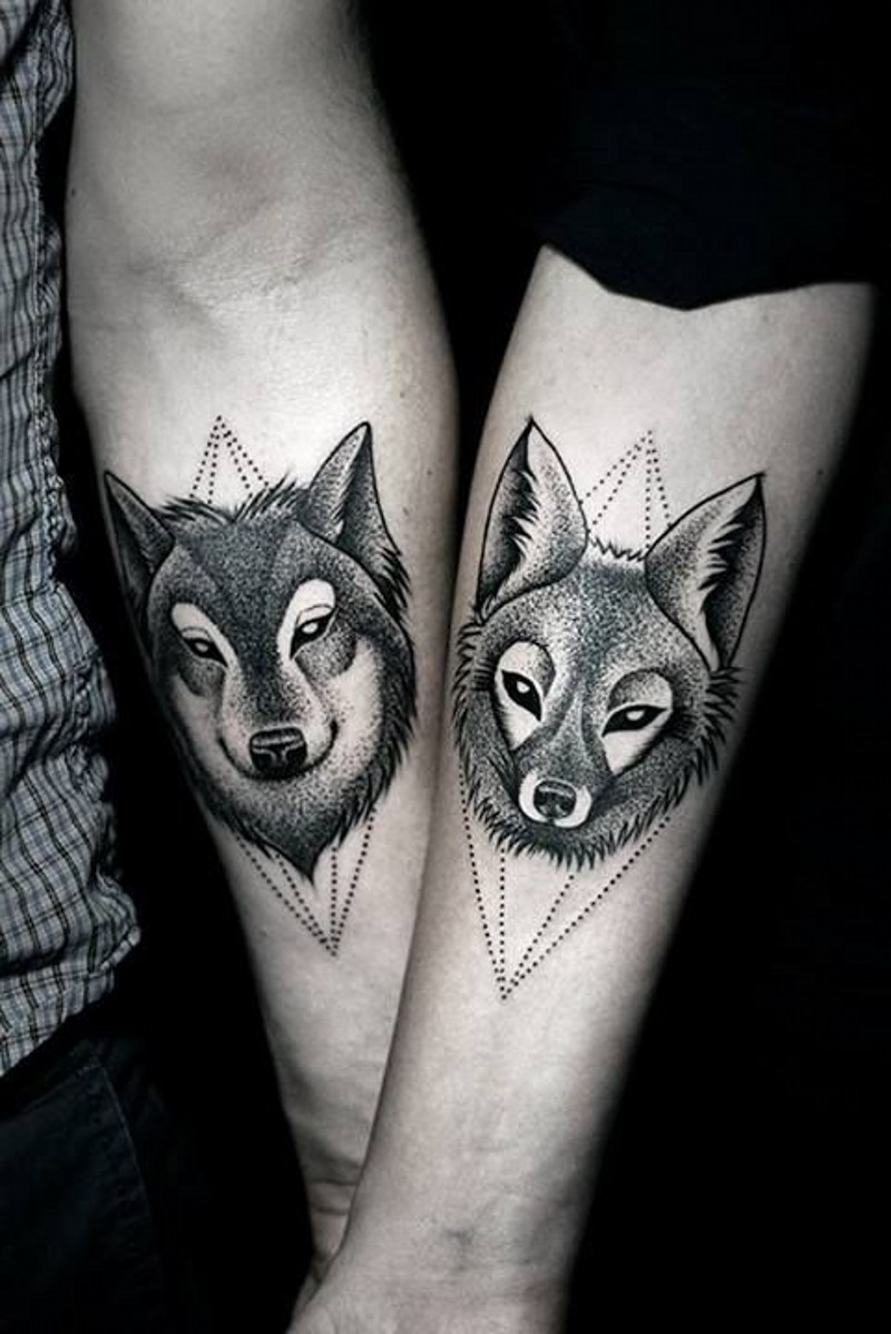 情侣小臂黑色狼和狐狸纹身图案
