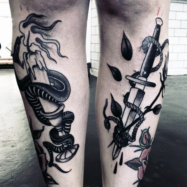 小腿old school黑白匕首蛇和蜡烛纹身图案