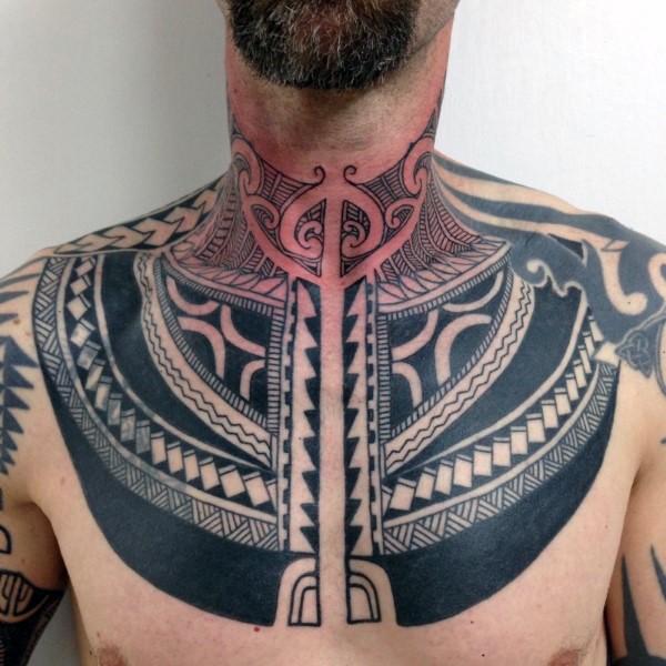 胸部黑色波利尼西亚的装饰品纹身图案