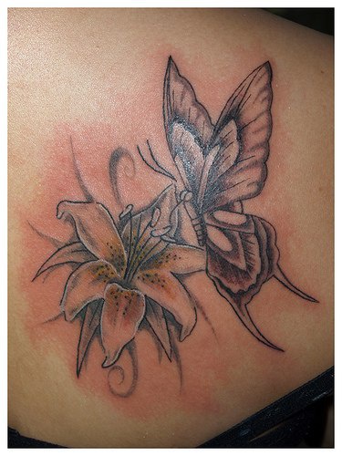 百合花与蝴蝶黑灰纹身图案