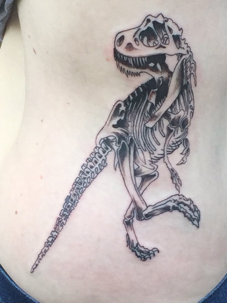 侧肋卡通风格黑色恐龙骨架纹身图案
