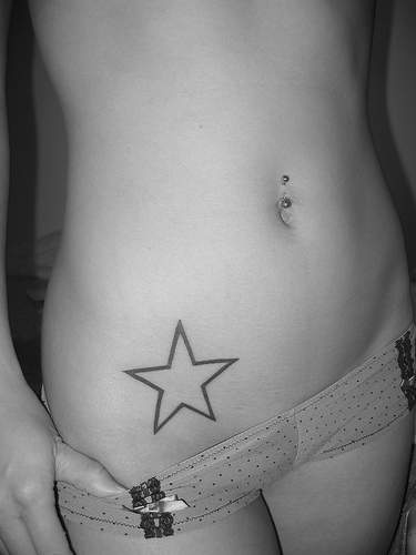 黑色线条星星腹部纹身图案