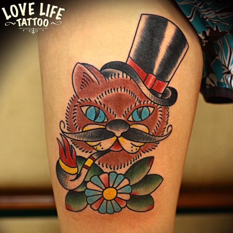 大腿old school彩色猫吸烟斗和花朵纹身图案