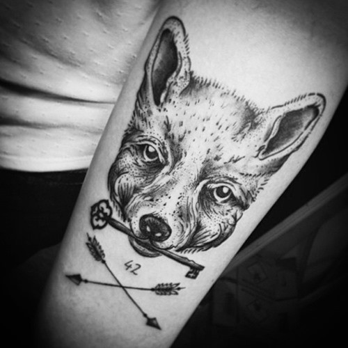 小臂黑色好看的狐狸与钥匙纹身图案