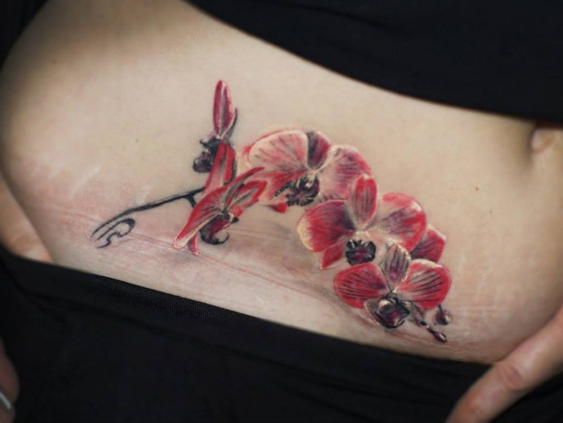 腹部迷人的传统浅红色兰花纹身图案
