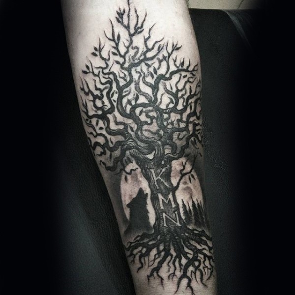 手臂黑色的树与狼月亮纹身图案