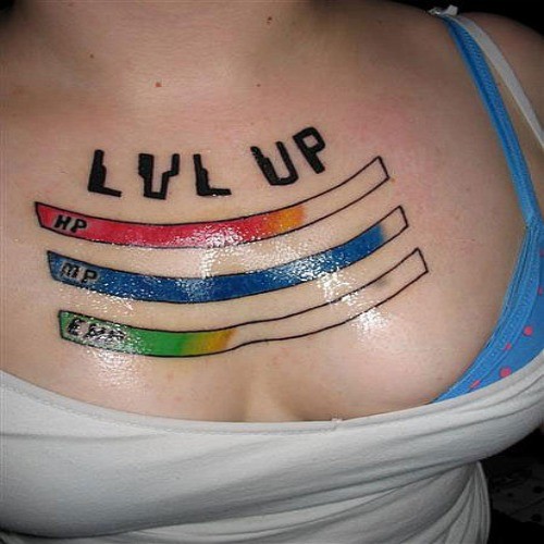 胸部上的彩色条纹字母纹身图案