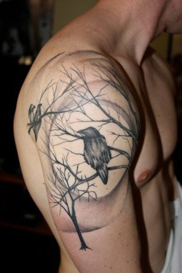 肩部黑色森林和乌鸦纹身图案