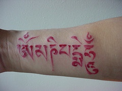 手腕红色印度字符纹身图案