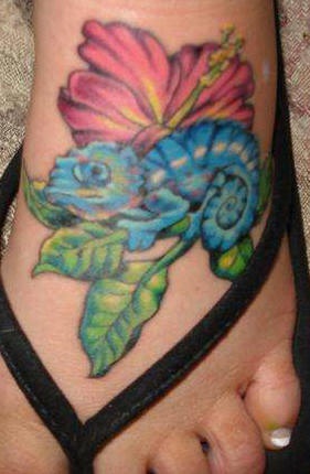 脚背芙蓉花和蓝色的变色龙纹身图案