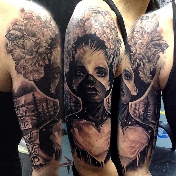 大臂黑色妇女与鲜花和鱼纹身图案