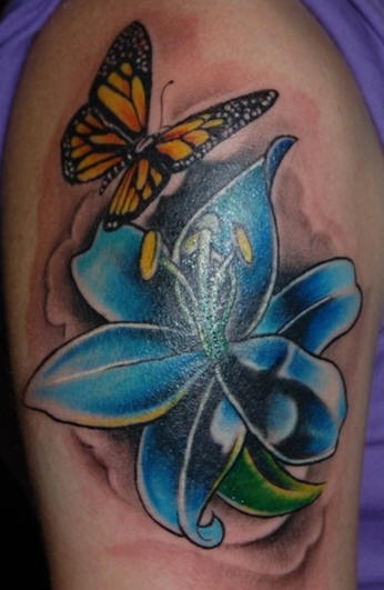 蓝色百合花和蝴蝶纹身图案