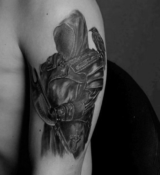 手臂黑色的黑暗战士与乌鸦纹身图案