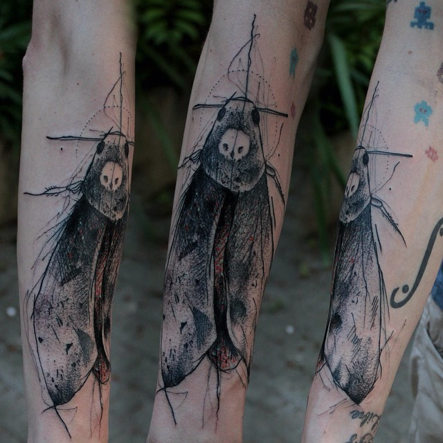 小臂草图风格彩色蝴蝶与骷髅纹身图案