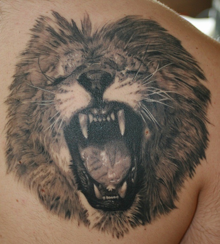 咆哮的狮子胸部纹身图案