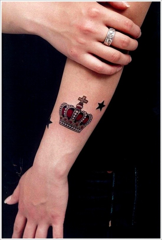 手臂黑色和红色皇冠纹身图案