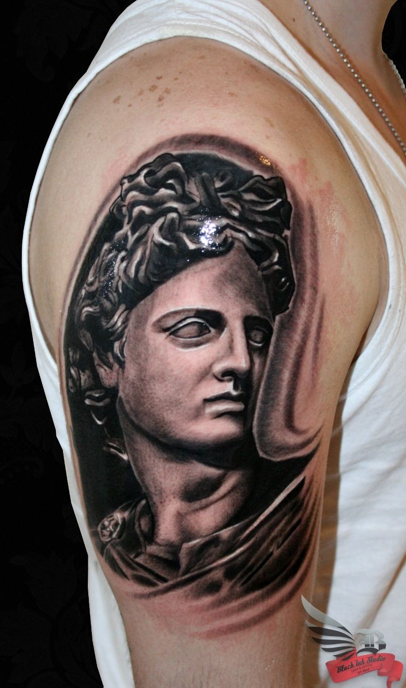 大臂写实个性的黑灰雕像纹身图案