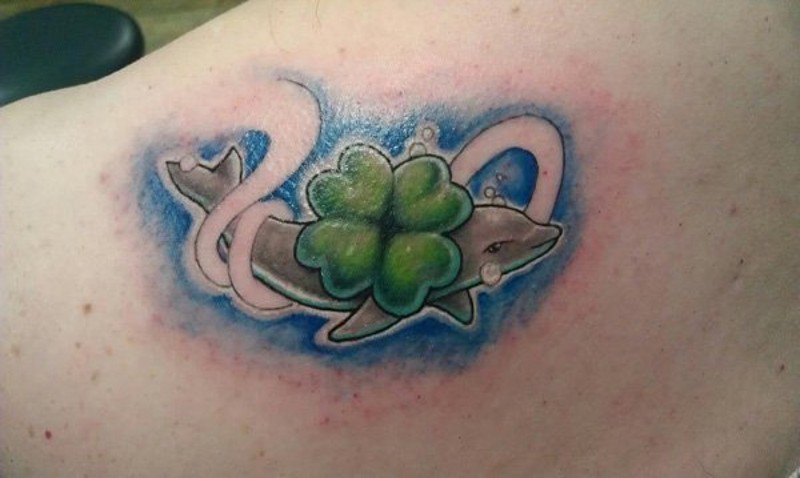 肩部可爱的小海豚与四叶草纹身图案