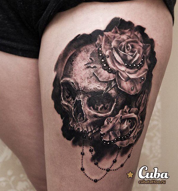 大腿写实风格的黑白骷髅和玫瑰花纹身图案