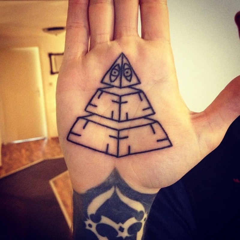 简单的黑色小金字塔手心纹身图案