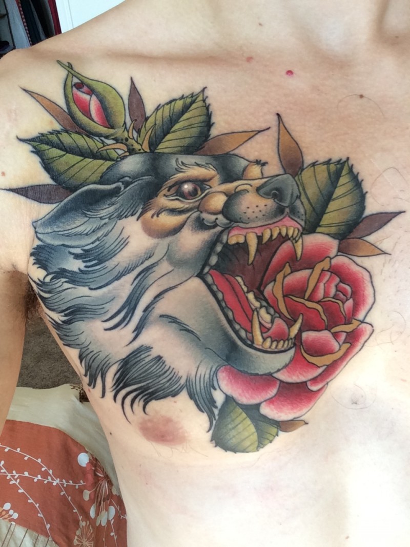 胸部传统狼头和红玫瑰纹身图案