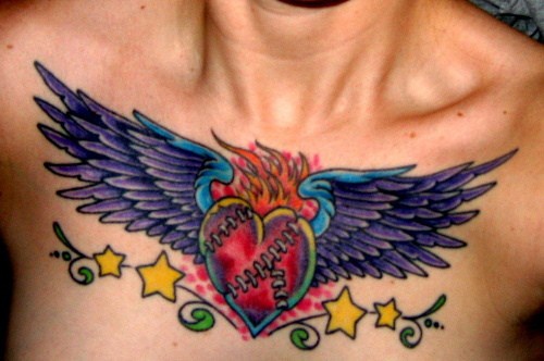 胸部心形和五角星翅膀纹身图案